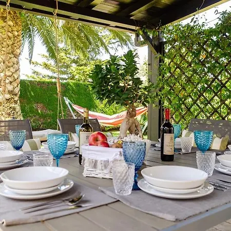 Beatrice: Regal With Wide Garden